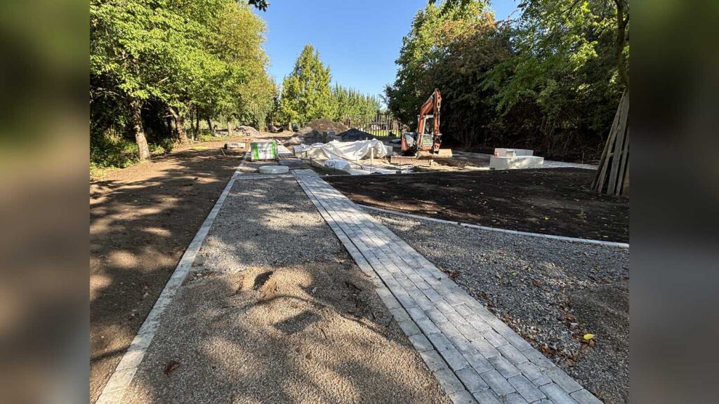 Wege und Baustelle im neu gestalteten Windmühlpark in Rhede kurz vor der Fertigstellung, mit Bagger und Materiallager