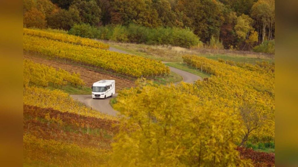 Integriertes Reisemobil fährt über eine Landstraße