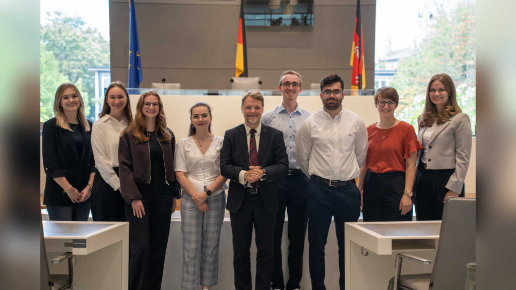 Jahrgangsbeste Absolventinnen und Absolventen der Steuerakademie Niedersachsen mit Finanzminister Gerald Heere im Niedersächsischen Landtag