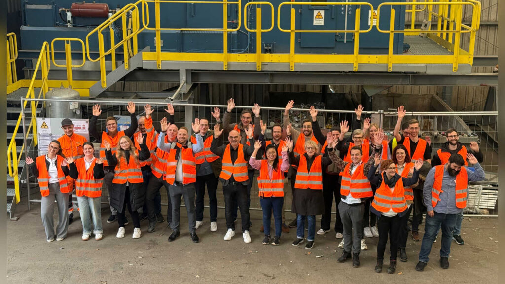 Projektteam des Verbunds K3I-Cycling vor der Sortieranlage fuer Leichtverpackungen von Lobbe in Iserlohn