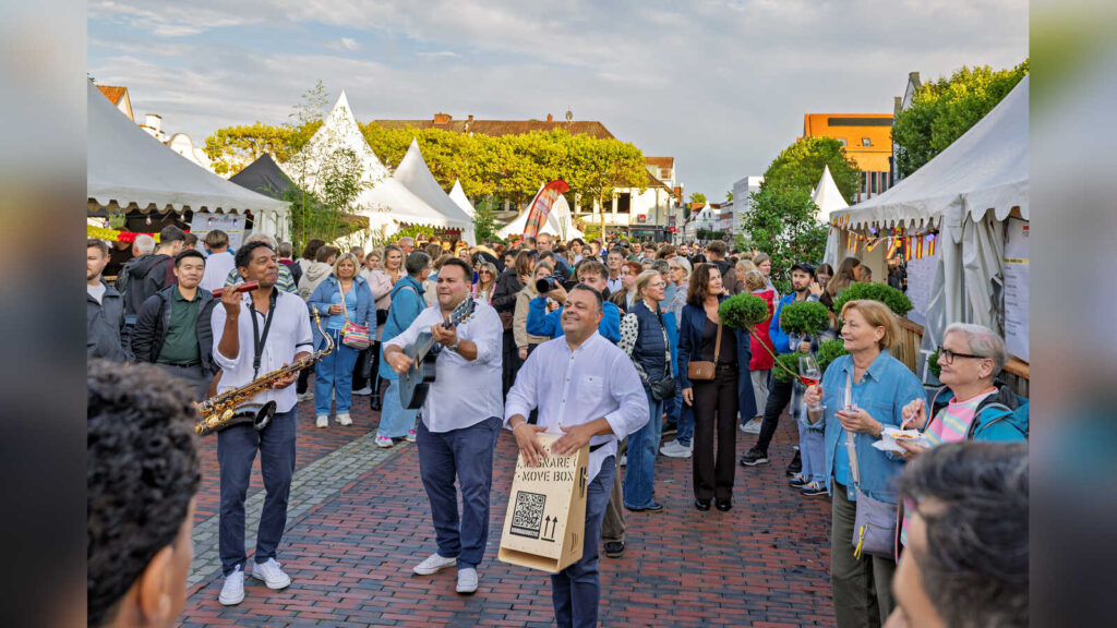 Besucherinnen und Besucher bei der Spanischen Nacht auf dem Lingener Marktplatz