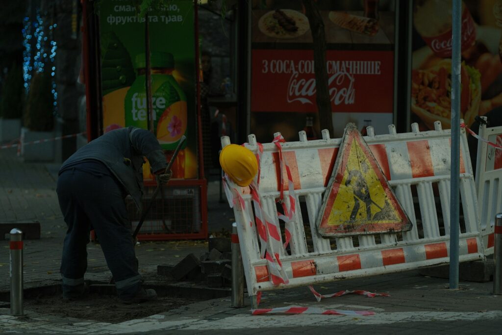Arbeiten an einer Straße mit Absperrung – Symbolbild für Kanalkontrollen