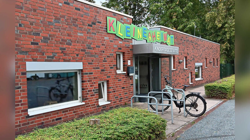 Eingang der Kindertagesstätte Kleine Heimat in Cloppenburg mit bunten Buchstaben über der Tür