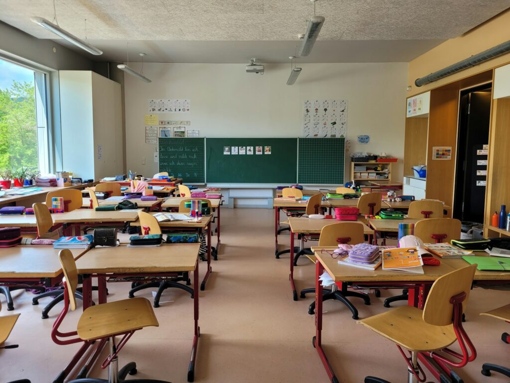 Leeres Klassenzimmer einer Grundschule mit Tischen und Stühlen