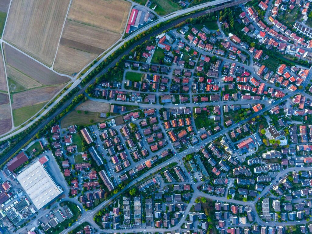 Wohnhäuser eines Siedlungsgebiets aus der Luft als Symbolbild für die kommunale Wärmeplanung