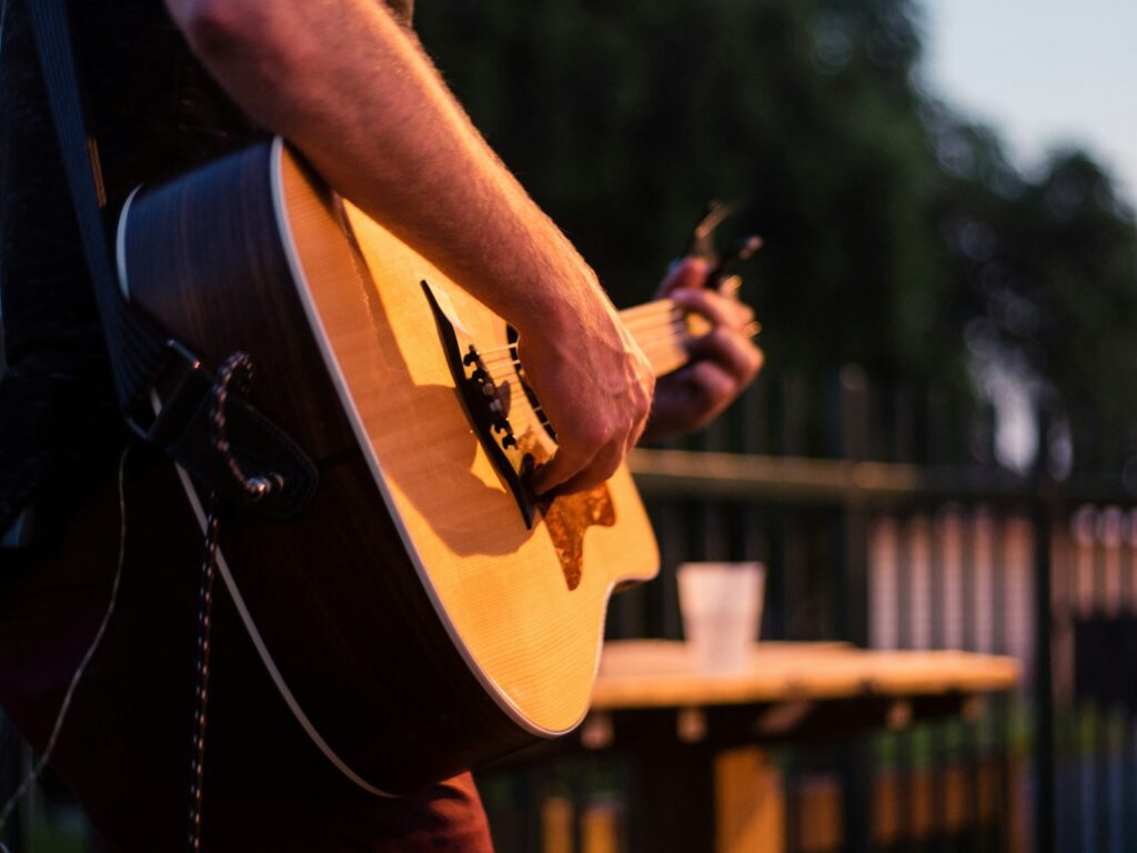 Musiker mit Gitarre bei einem Konzert – Symbolbild