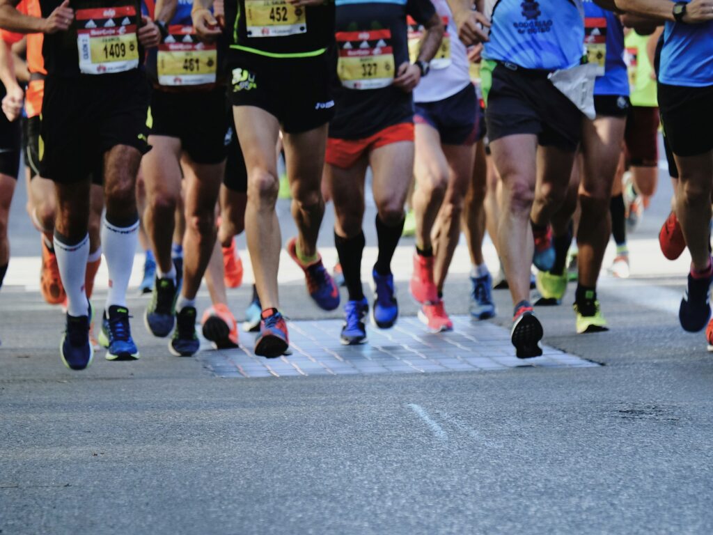 Läuferinnen und Läufer bei einem Straßenlauf auf Asphalt