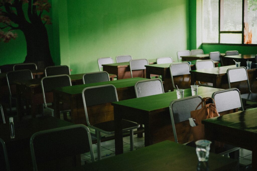 Leeres Klassenzimmer mit Tischen und Stühlen als Symbolbild