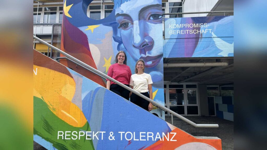 Dualstudierende Lina Kloppenborg und Ausbildungsleiterin Isabel Schulze Althoff im Rathaus Emsdetten
