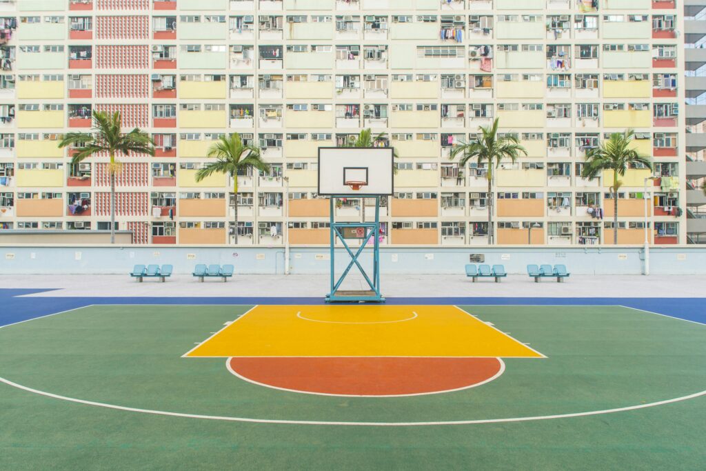 Basketballplatz an einer Sporthalle, Symbolbild für einen Multifunktionscourt