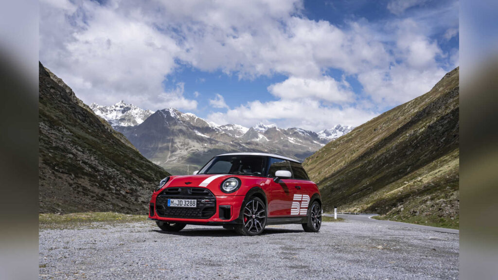 MINI John Cooper Works Victory Edition in Chili Red mit weissem Dach, weissem Streifen und Startnummer 52