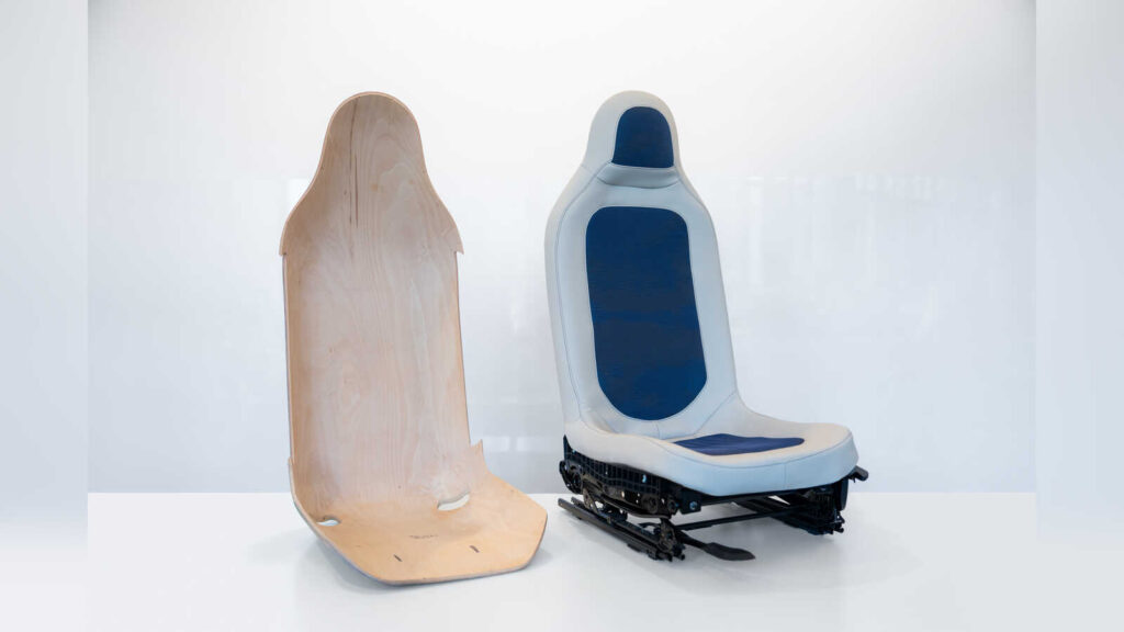 Demonstrator eines Fahrzeug-Cockpits aus Holz und Kork