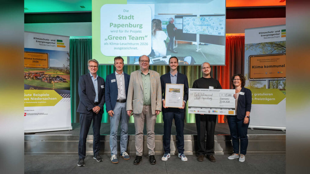 Preisverleihung Klima kommunal 2026: Vertreter der Stadt Papenburg, des Landkreises Emsland und der TU Dortmund mit Umweltminister Christian Meyer bei der Übergabe der Auszeichnung als Klimaschutz-Leuchtturm