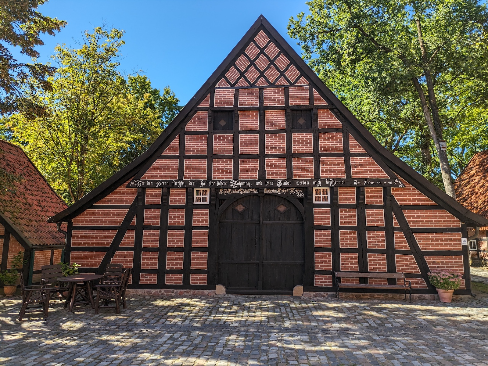 Giebelfassade mit Sitzgruppe im Freilichtmuseum Haselünne