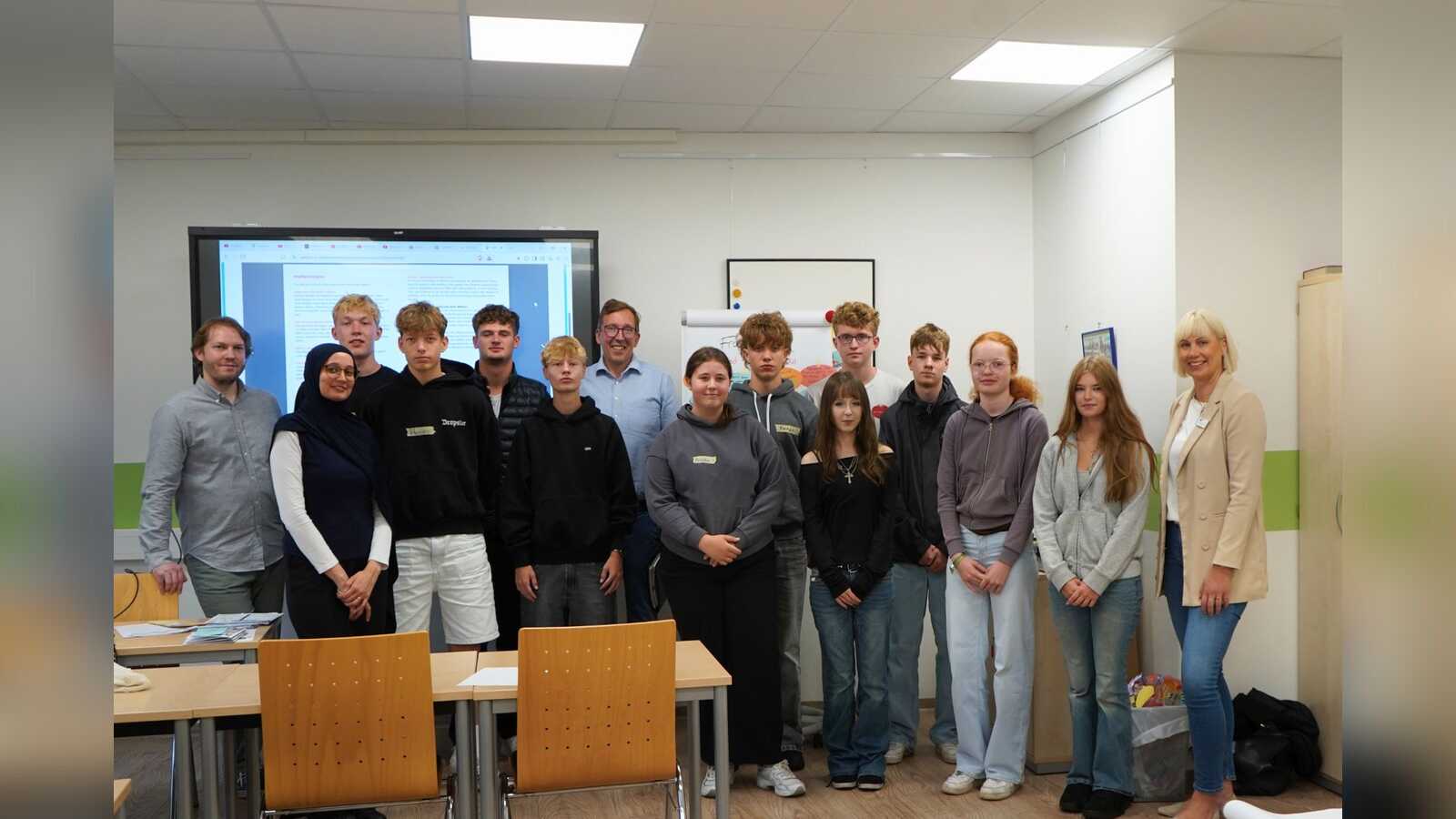 Schülerinnen und Schüler mit MyGatekeeper, VHS Meppen und dem Haselünner Stadtrat beim Projekttag Durchblick 2026