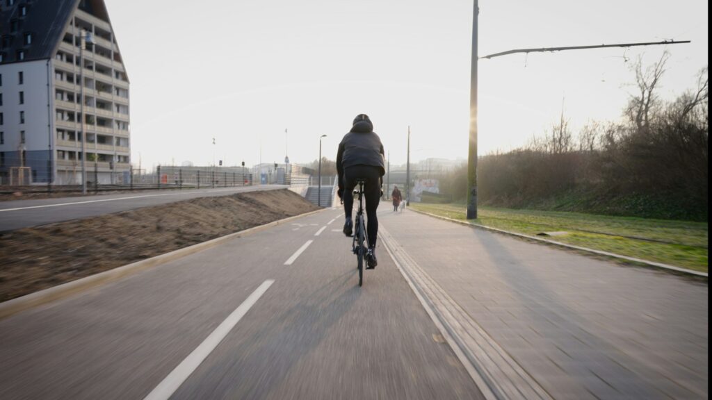 Radfahrende auf einem Radweg in der Innenstadt