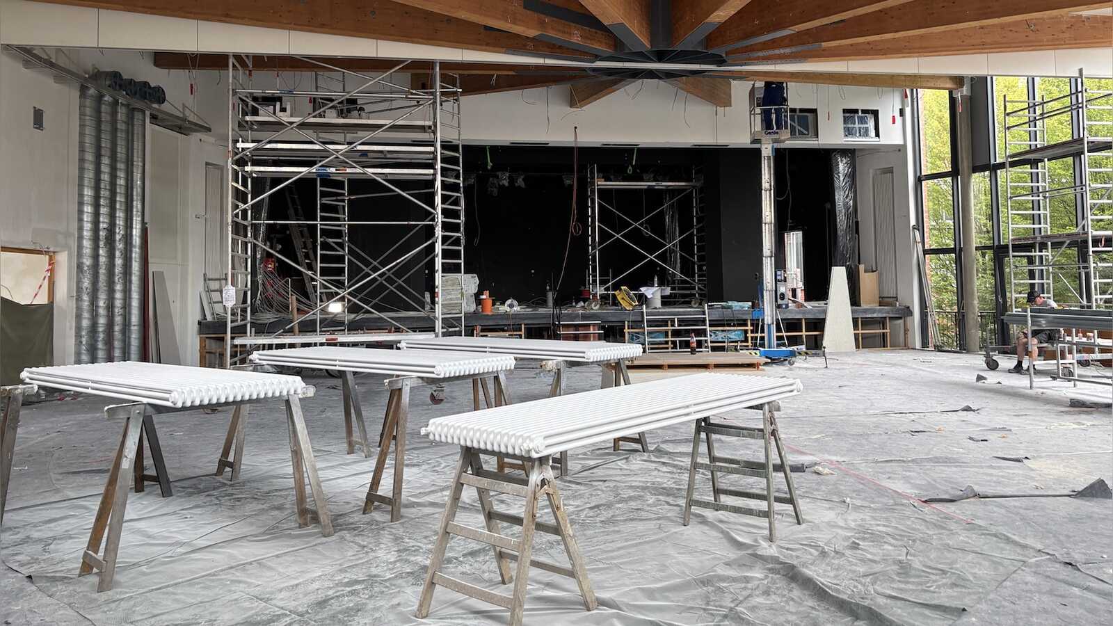 Rats- und Kultursaal Rheder Ei mit neuen Akustikdecken während der Sanierung