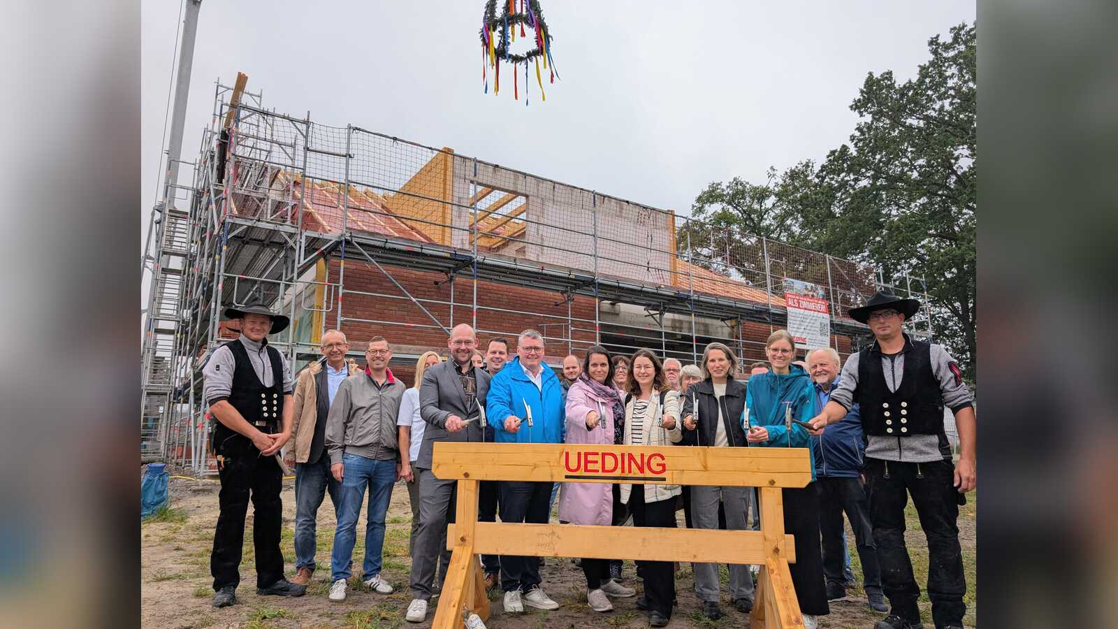Gruppenfoto der Gäste vor dem Rohbau der neuen Kindertagesstätte in Nordhorn-Oorde