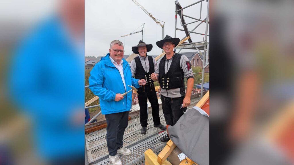 Bürgermeister Thomas Berling schlägt beim Richtfest den symbolischen letzten Nagel ins Holz