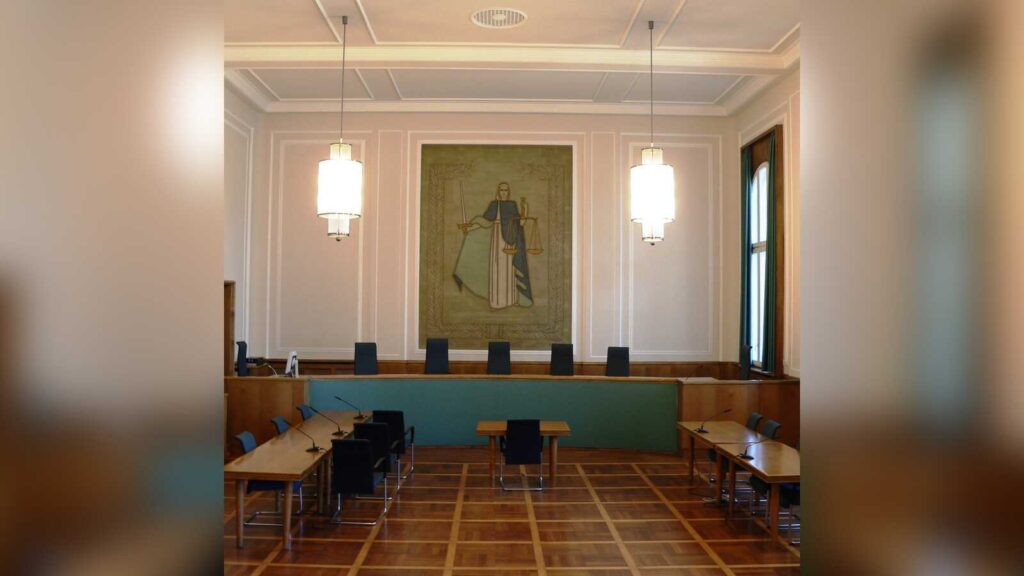 Blick in den Schwurgerichtssaal des Landgerichts Osnabrück mit Richterbank und Justitia-Wandbild