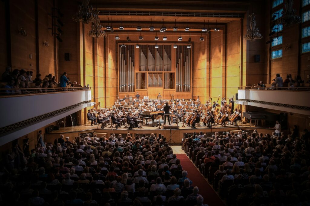 Sinfonieorchester bei einem Konzert auf der Bühne – Symbolbild