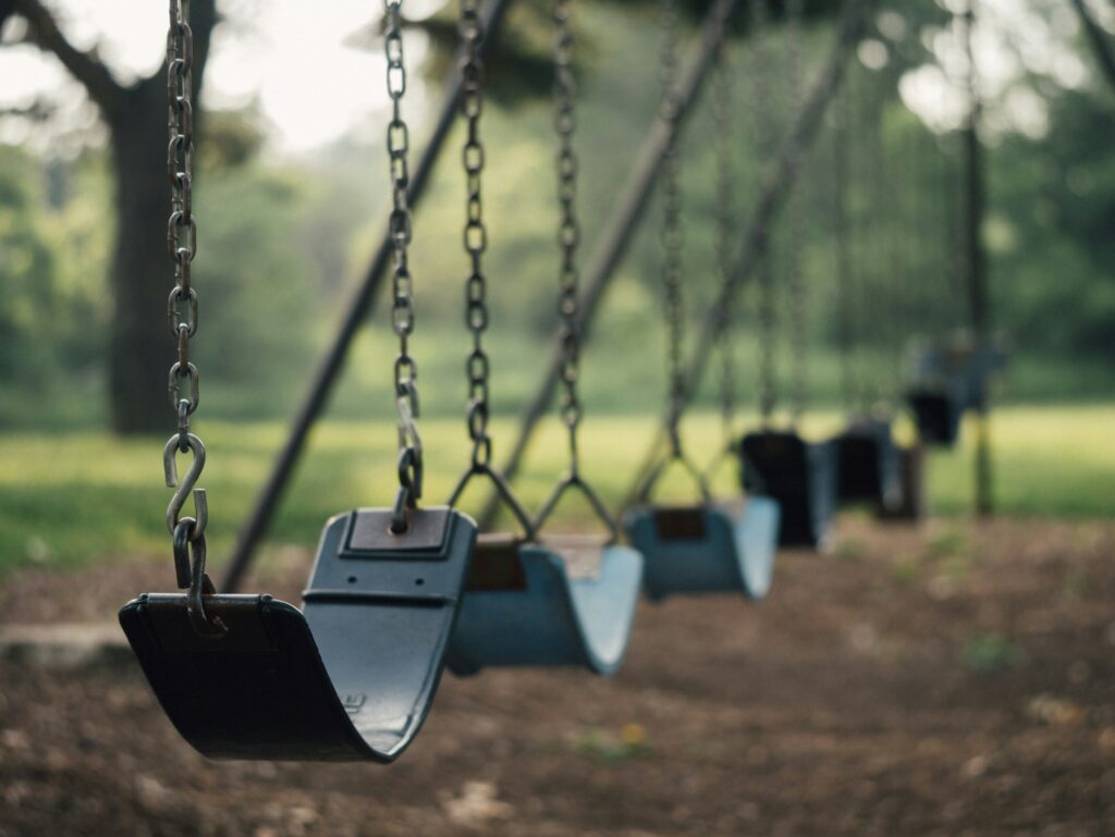 Spielplatz mit Schaukeln, Symbolbild