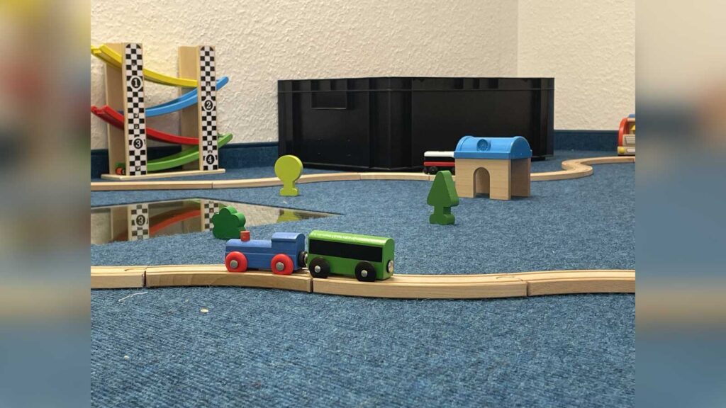 Spielzeug in einer Kindertagesstätte, im Hintergrund ein Gruppenraum