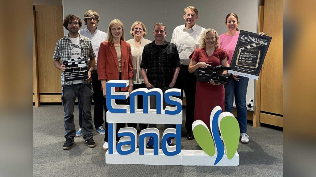 Landrat Marc-André Burgdorf und Christina Almandoz mit Unterstützerinnen und Unterstützern beim Auftakt der Emsland Filmklappe