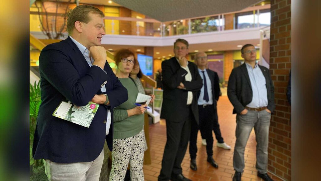 Bundestagsabgeordneter Albert Stegemann im Gespräch mit Besuchern der Wanderausstellung des Deutschen Bundestages