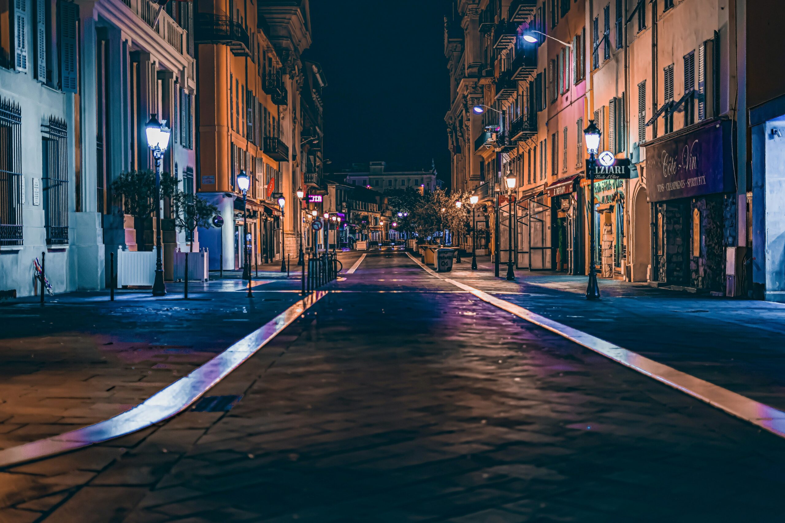 Stadtstraße bei Nacht mit Straßenlaternen