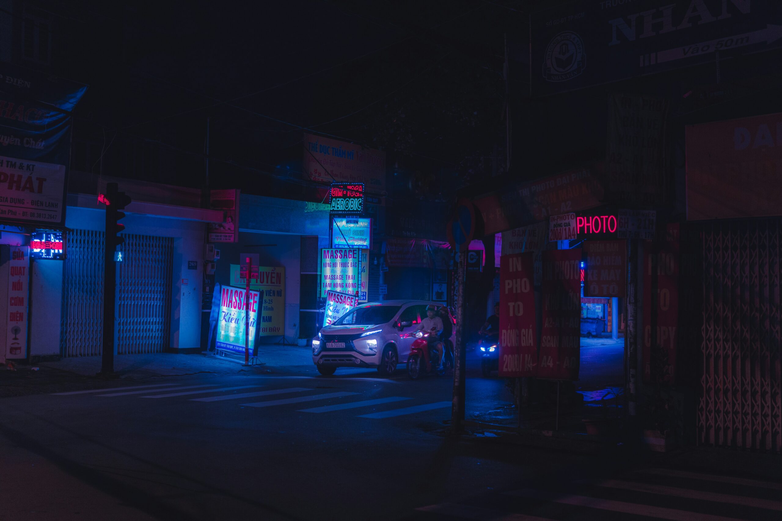 Geparkte Fahrzeuge in einer Straße bei Nacht