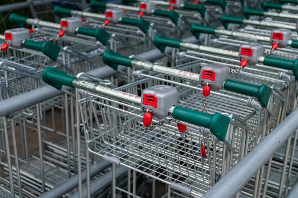 Einkaufswagen im Supermarkt als Symbolbild für Verbraucherpreise und Kaufkraft