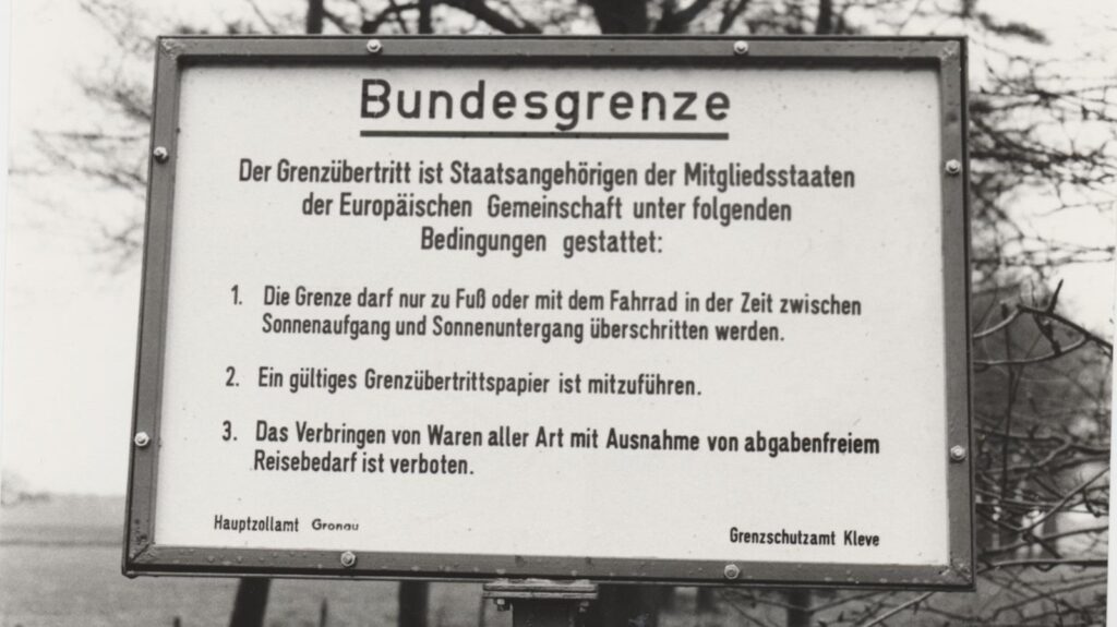 Historisches Hinweisschild "Bundesgrenze" mit Regeln zum Grenzübertritt an der deutsch-niederländischen Grenze