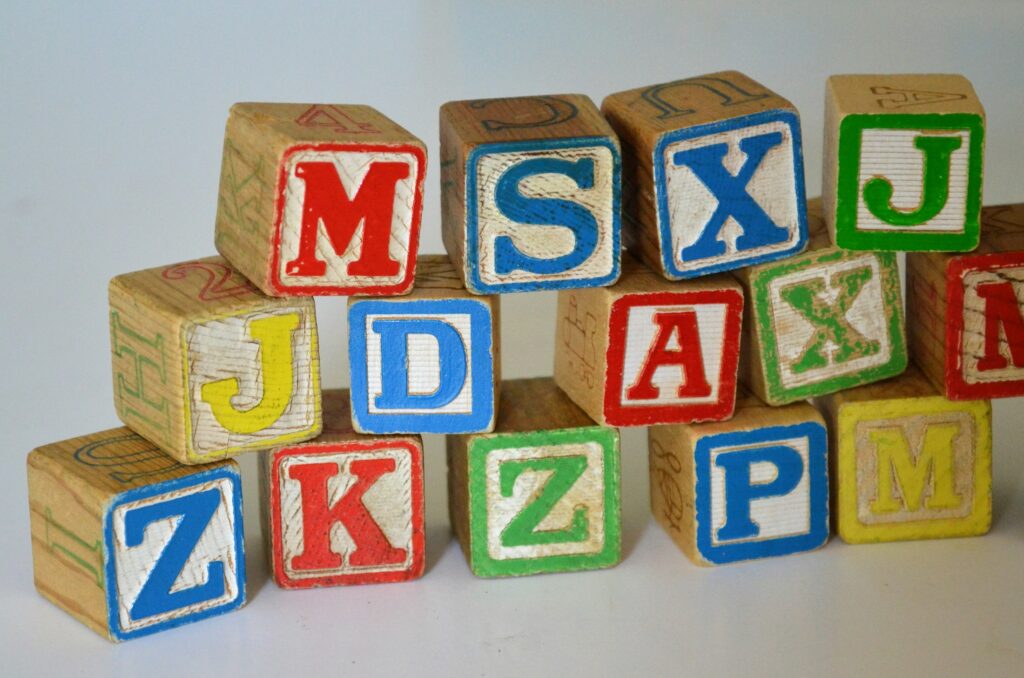 Bunte Holzbausteine als Symbolbild für Kindertageseinrichtungen