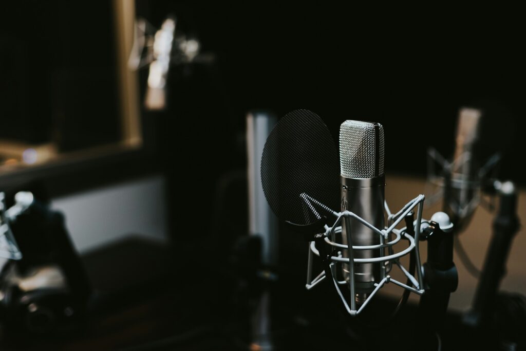 Ein Kondensatormikrofon steht in einem Aufnahmestudio