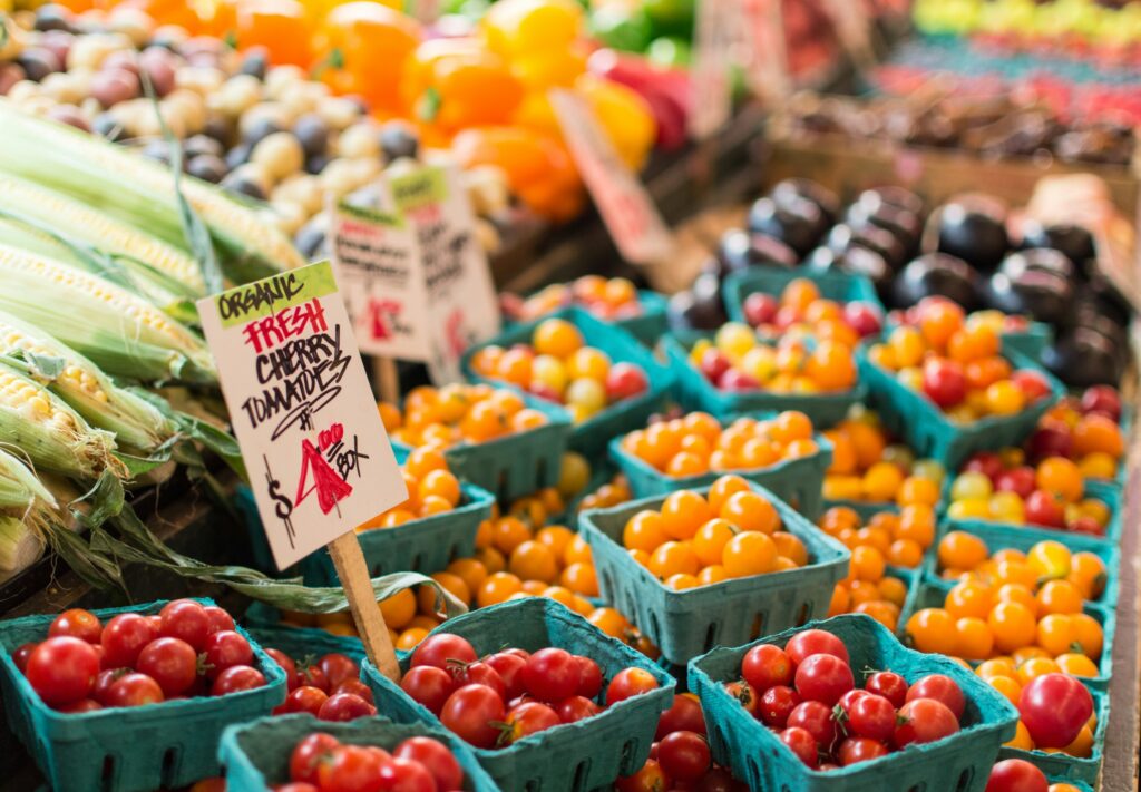 Marktstand mit frischem Obst und Gemüse, Symbolbild für den Wochenmarkt
