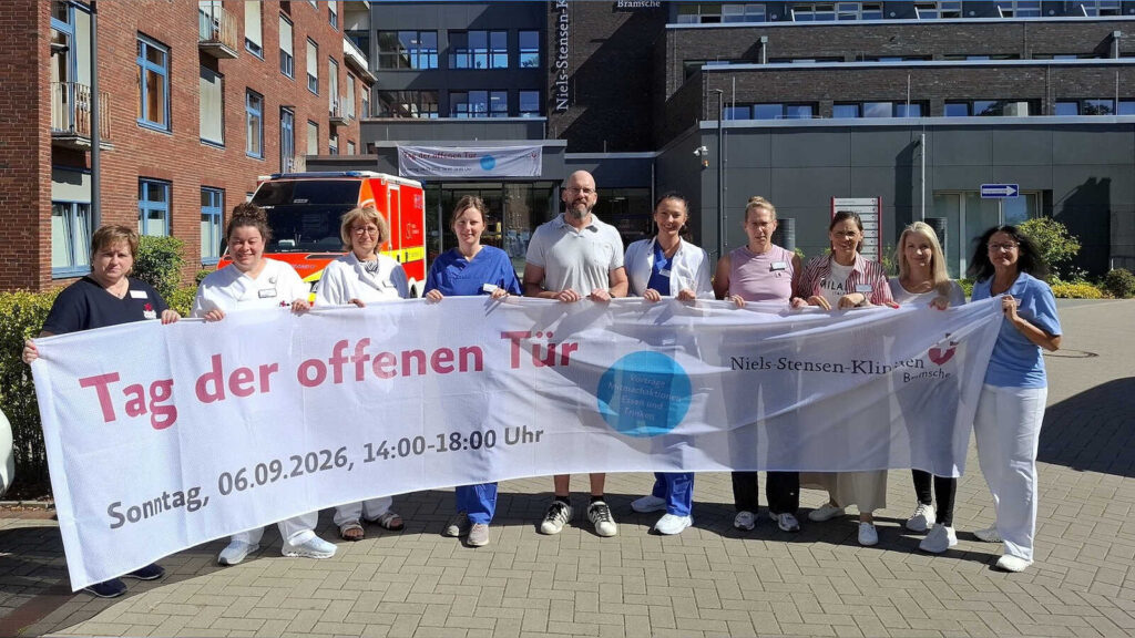 Vorbereitungsteam der Niels-Stensen-Kliniken Bramsche vor dem Krankenhaus