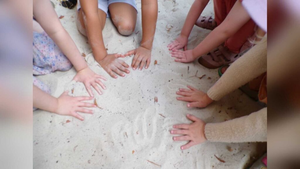Kinder auf einem Spielplatz