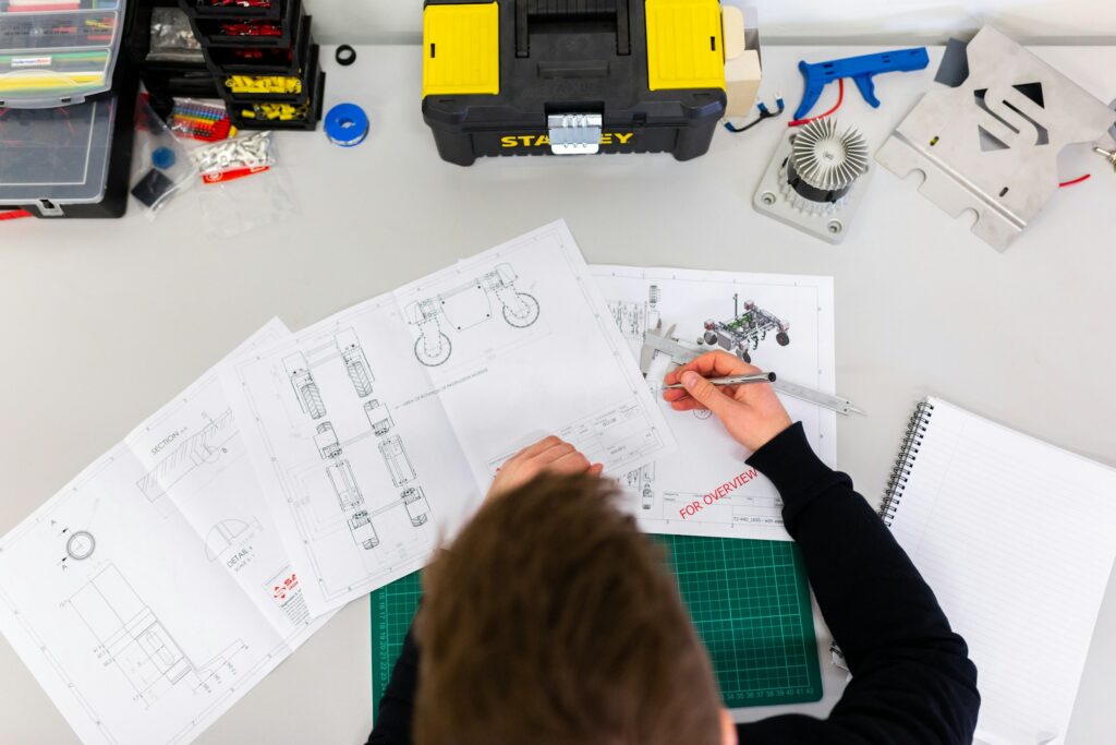 Ingenieur arbeitet an einer technischen Konstruktion am Bildschirm