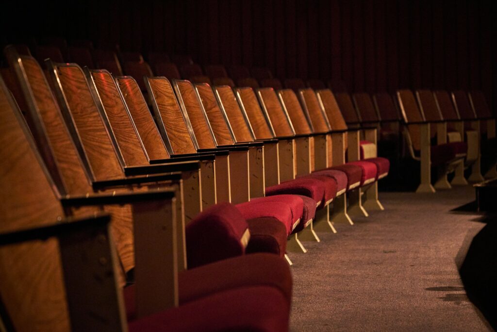 Rote Sitzreihen in einem leeren Theatersaal