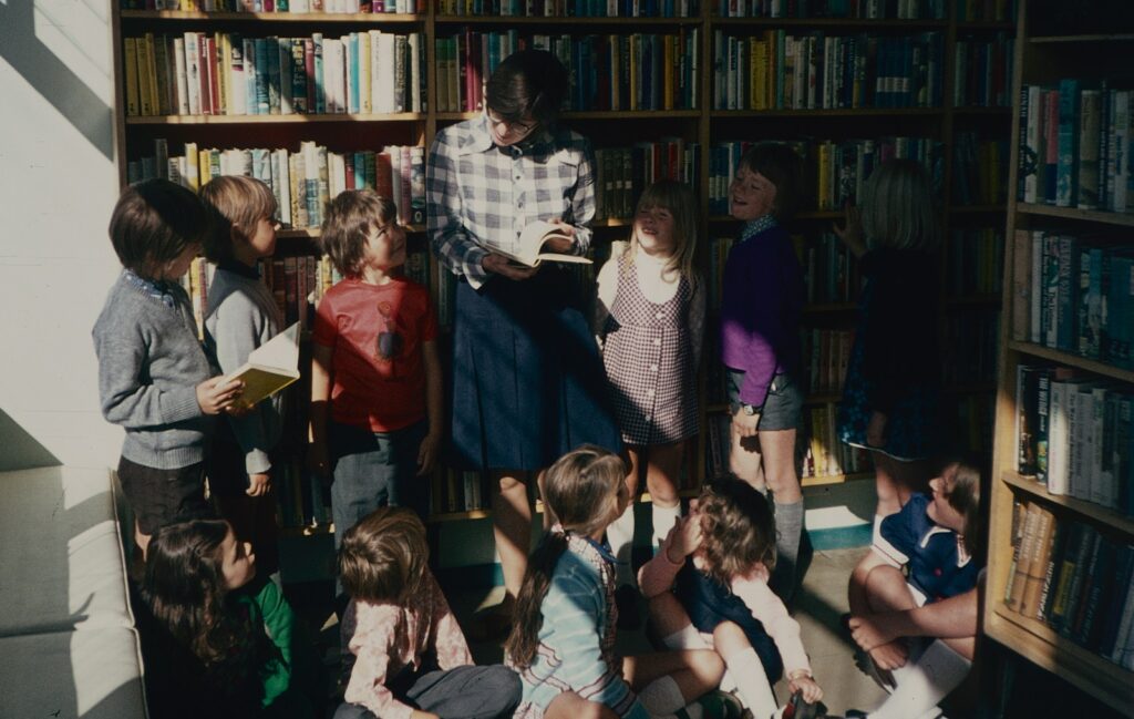 Kinder vor einem Bücherregal in einer Bibliothek – Symbolbild für Vorleseveranstaltungen