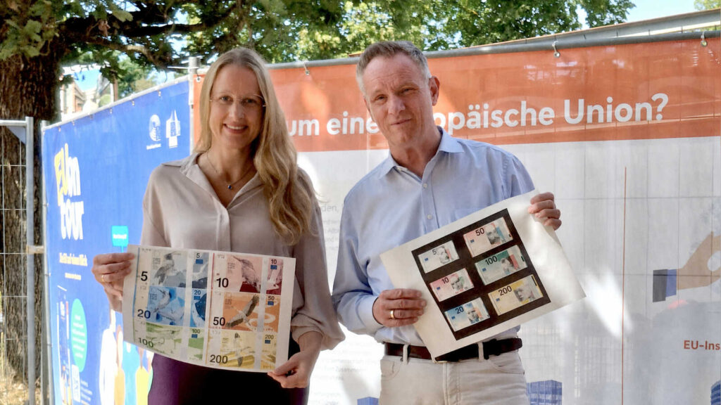Landrätin Anna Kebschull und Michael Steinkamp vor den Bannern der Ausstellung EU on Tour