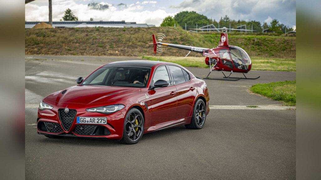 Roter Ultraleicht-Helikopter im Design der Alfa Romeo Giulia Quadrifoglio auf dem Testgelände in Pferdsfeld