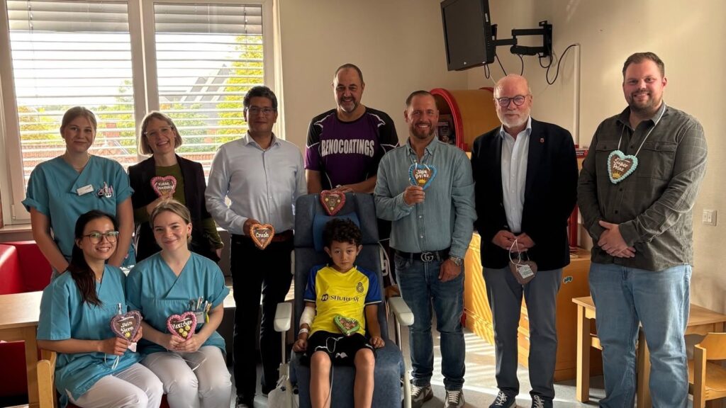 Mitglieder des Vereins reisender Schausteller Ostfriesland zu Besuch in der Kinderklinik des Marien Hospitals Papenburg