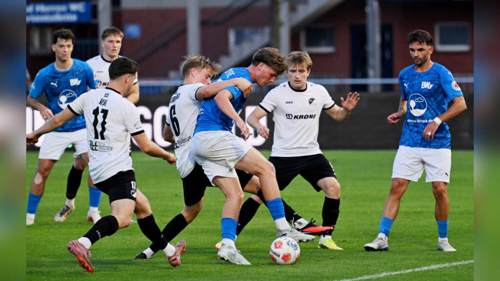 Spielszene des SC Spelle-Venhaus mit Marvin Kehl, Felix Golkowski und Benjamin Evers in Lohne