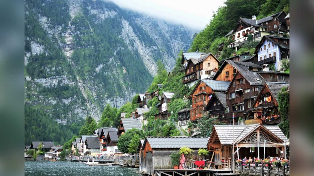 Ortschaft am See in den österreichischen Alpen