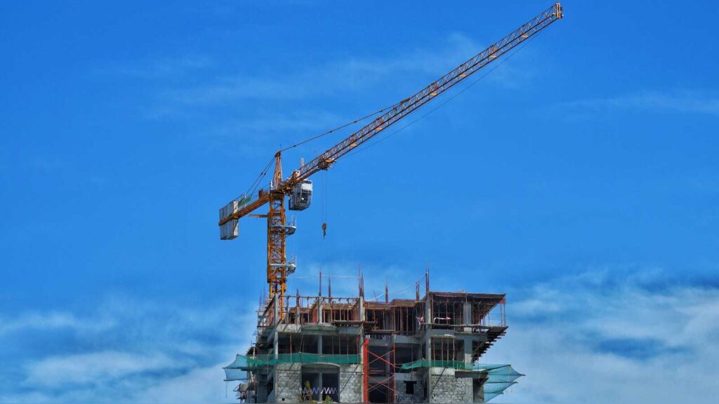 Baustelle eines Wohngebäudes mit Kran
