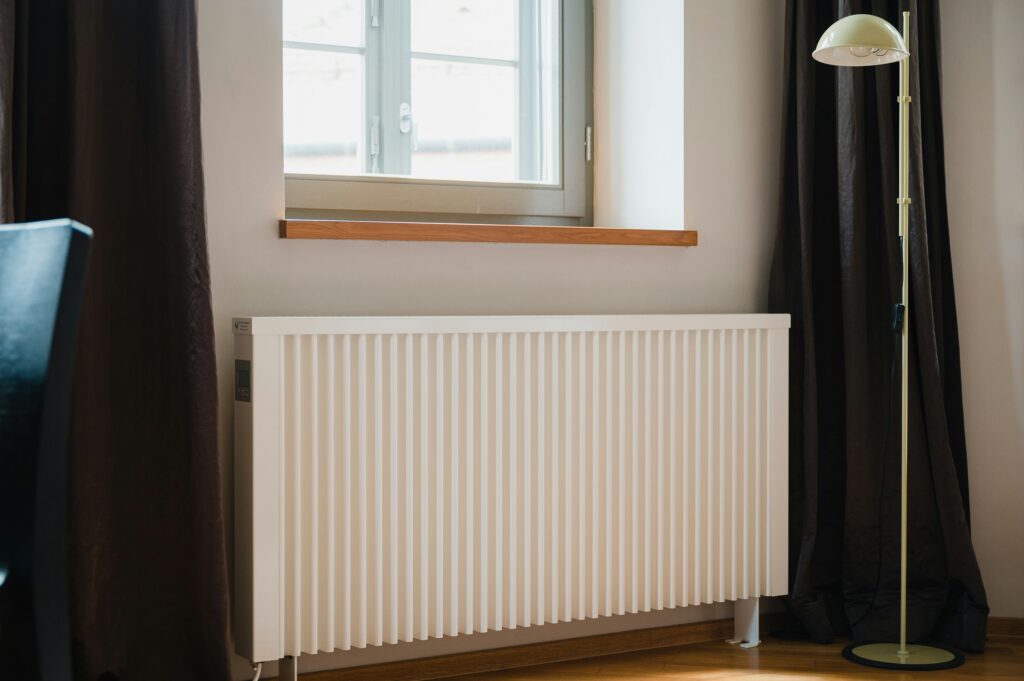 Heizkörper unter einem Fenster in einem Wohnraum