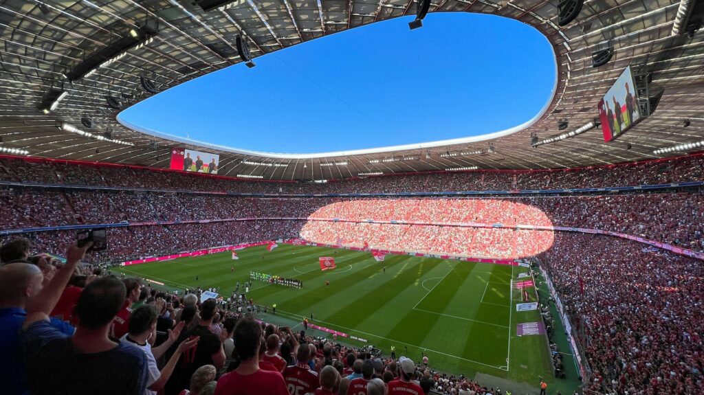 Vollbesetztes Fußballstadion mit jubelnden Fans, Symbolbild Bundesliga
