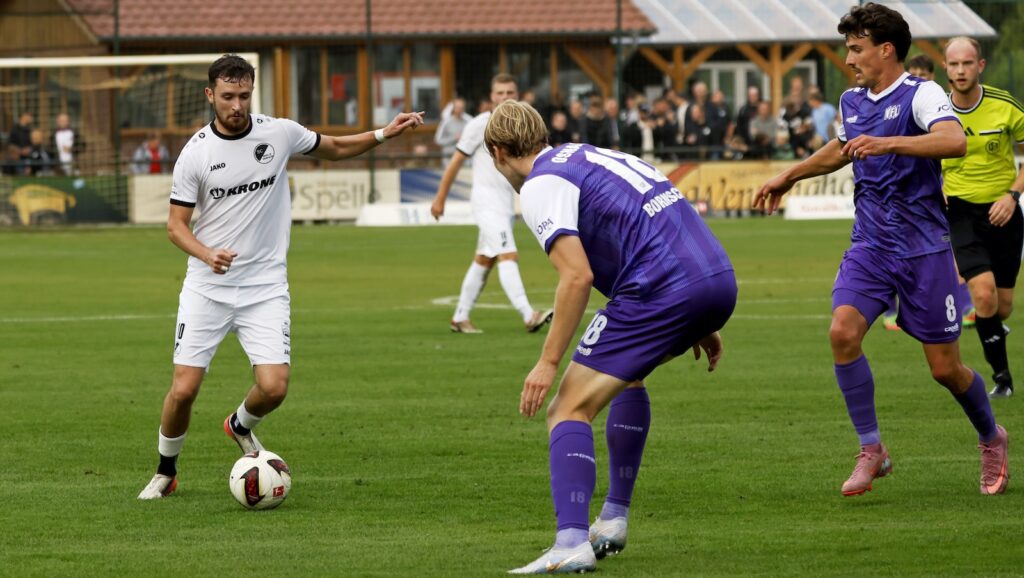 Artem Popov vom SC Spelle-Venhaus am Ball